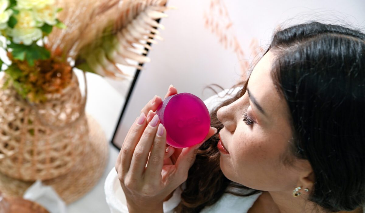 Mulher sentindo o aroma do Sabonete de Barbatimão e Lavanda da Olga Biocosméticos